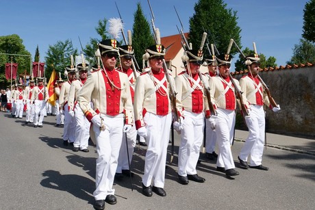 Bürgerwehr in vorderösterreichischer Uniform an der Prozession am Inselfeiertag